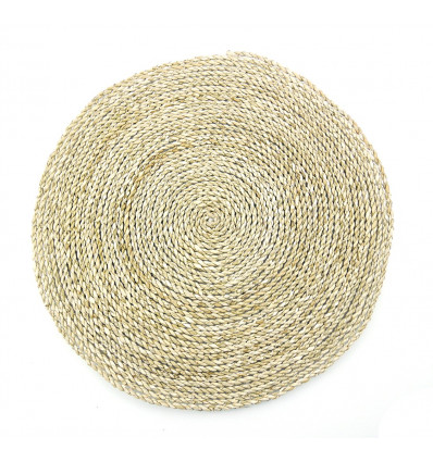 Placemat in natural seagrass. Eco-friendly table decoration.