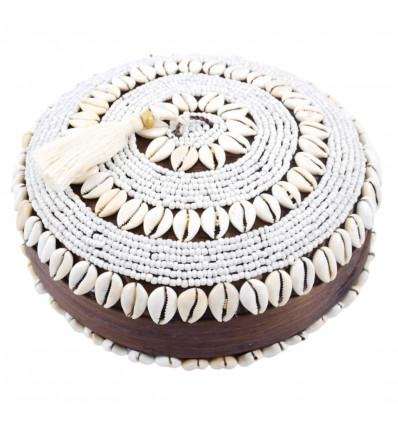 Boîte à offrandes ronde en bambou avec pompon, coquillages et perles blanches ø25cm